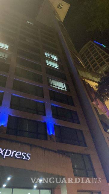 $!50 minutos y nadie hizo nada... Mujer se suicida arrojándose de un edificio en Paseo de la Reforma (videos)