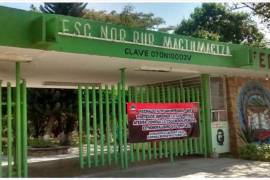 Padres de normalista hospitalizada por deshidratación se movilizan en Tuxtla Gutiérrez contra estos actos de tortura hacia los novatos en la Mactumatzá.