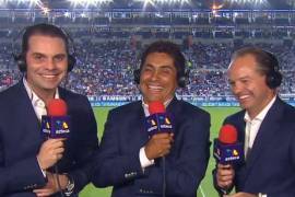 En plena transmisión del juego del Tri, comentaristas de TV Azteca sacan el ventilador