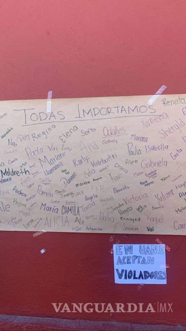 $!Carteles pegados en las paredes de la UANE Saltillo.