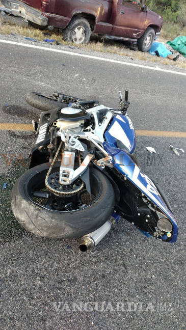 $!Muere pareja que viajaba en moto; derrapan y camioneta los arrolla