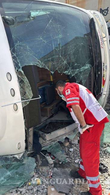 $!Paramédicos brindan primeros auxilios a los heridos del accidente ocurrido en la carretera federal número 30.