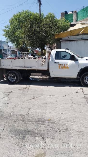 Saltillo: Fuga de agua rompe pavimento; tarda más de una hora en ser atendida