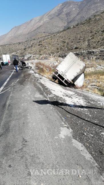 Trailero destroza su unidad en el tramo Saltillo-Los Chorros; resulta grave