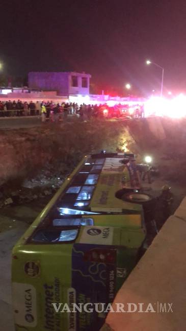 Brindan seguimiento en Nuevo León a lesionados de la ruta 13 que cayó en canalón