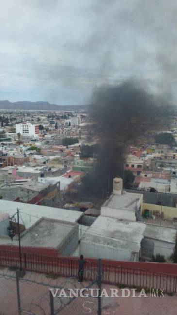 $!El fuego se propagó desde la vivienda contigua.