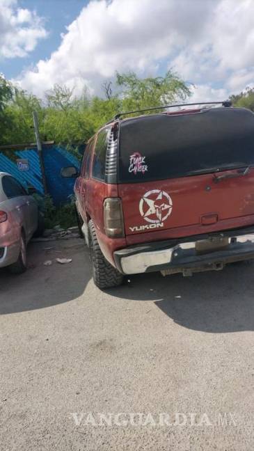 $!Supuesto policía estatal ebrio pierde control de su camioneta en plaza de Monclova