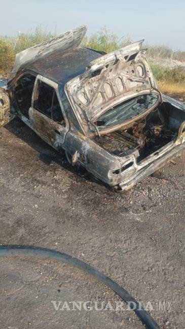 $!El taxi involucrado en el incidente, correspondientes al municipio de Arteaga, Coahuila, fue consumido por el fuego.