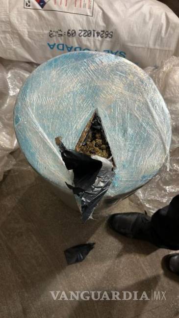 $!La droga fue localizada en el interior de un cilindro y arrojó un peso de más de 11 kilos, informó la Fiscalía General de la República (FGR).