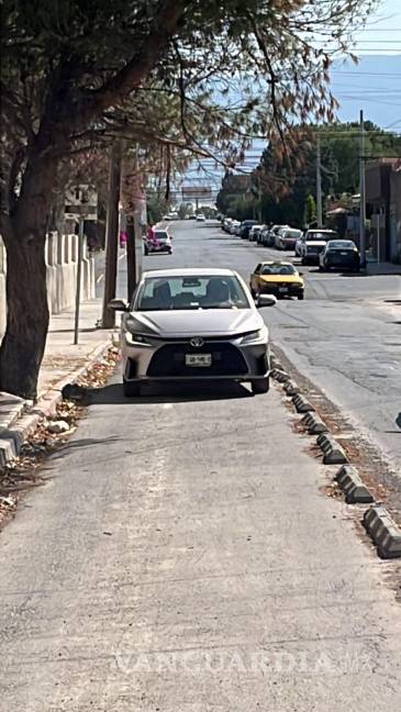 $!Conductores siguen utilizando la ciclovía como estacionamiento.