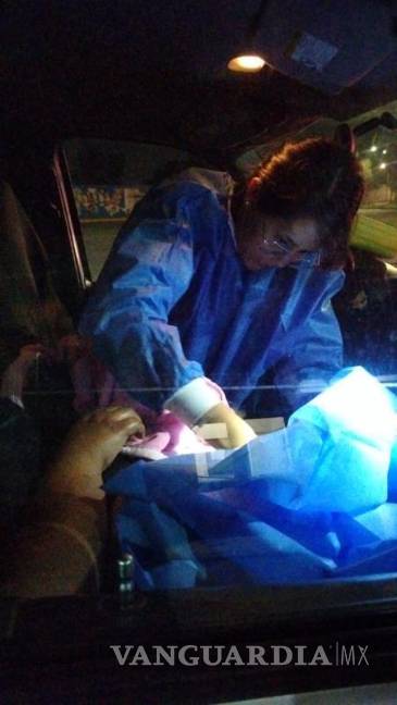 $!La bombero Dalia junto a sus compañeros fueron quienes recibieron a la nueva saltillense.