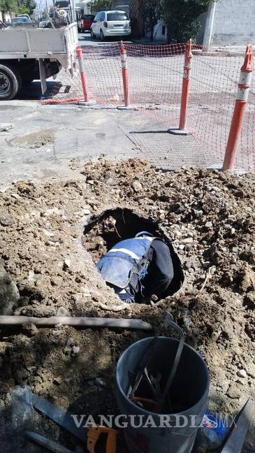 Saltillo: Fuga de agua rompe pavimento; tarda más de una hora en ser atendida