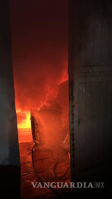 $!Ilesas dos mujeres tras incendio en la Zona Centro de Saltillo; se sospecha que fue provocado