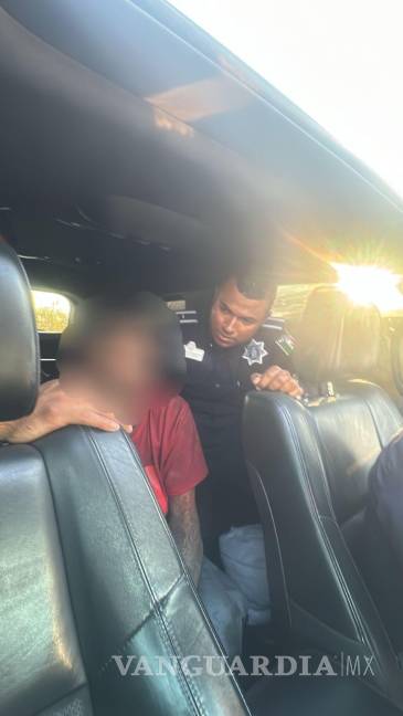 Policías rescatan a joven que intenta lanzarse del puente, en Saltillo