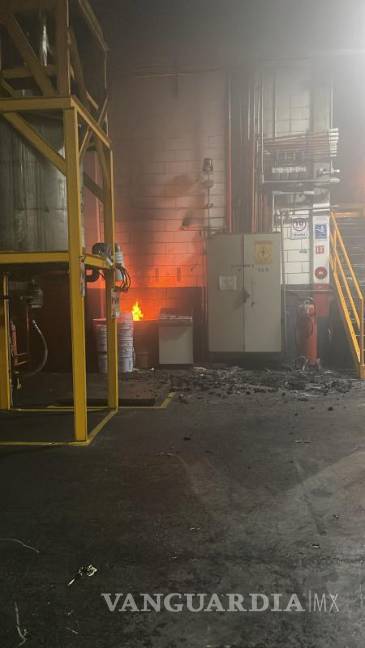$!Moviliza incendio en una empresa de adhesivos en Escobedo, Nuevo León