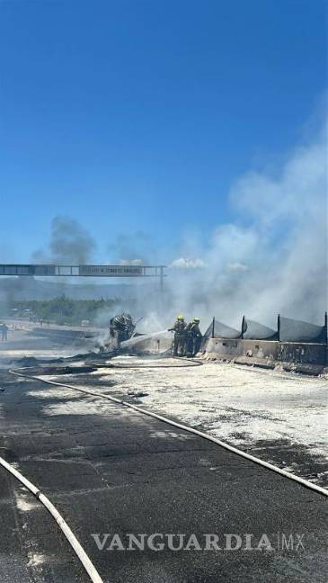 $!Incendio de pipa provoca cierre de la carretera Nacional en los límites de Nuevo León y Tamaulipas