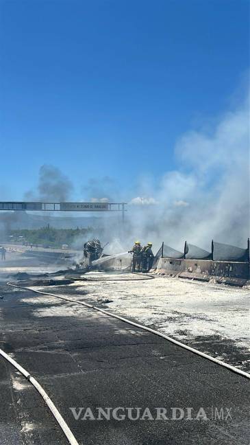 Incendio de pipa provoca cierre de la carretera Nacional en los límites de Nuevo León y Tamaulipas