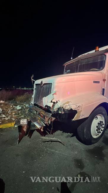 $!Agentes de Policía y Tránsito llegaron al lugar para asegurar la zona y levantar el reporte.