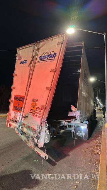 $!El conductor del tráiler circulaba a exceso de velocidad y trató de ganarle el paso al tren.