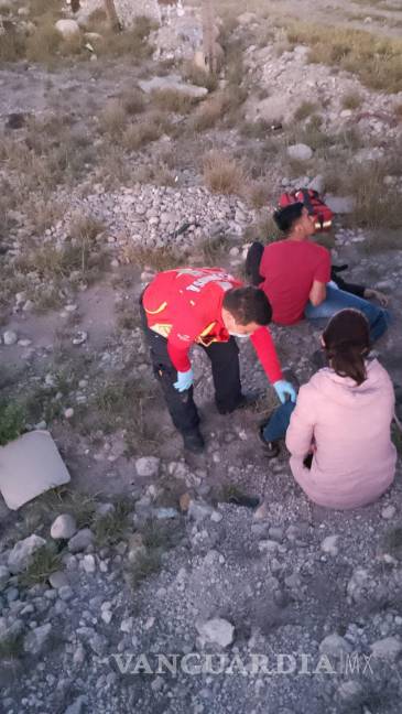 Saltillo: chofer dormita y se sale del camino, dos trabajadores resultan heridos