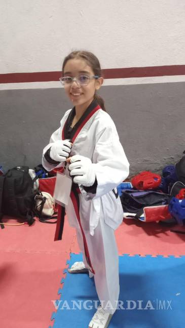 $!Naomi celebra su clasificación a los Nacionales Conade en Taekwondo, una hazaña que destaca su dedicación y talento deportivo.