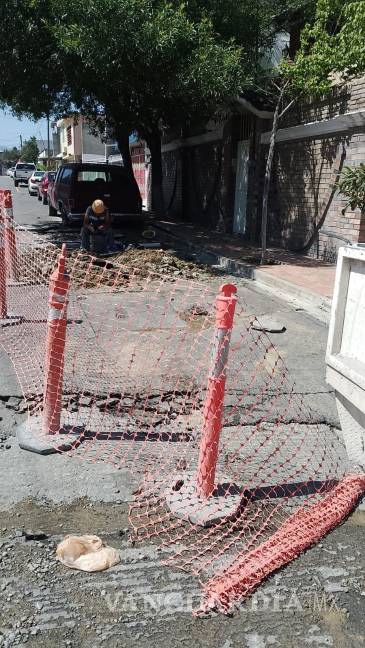 Saltillo: Fuga de agua rompe pavimento; tarda más de una hora en ser atendida