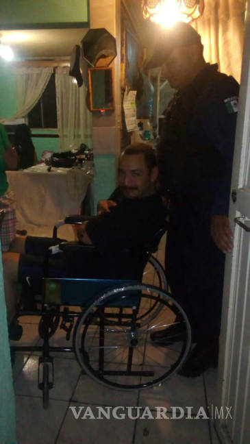 $!Policías de Saltillo dan apoyo a joven enfermo de Parkinson y le donan una silla de ruedas