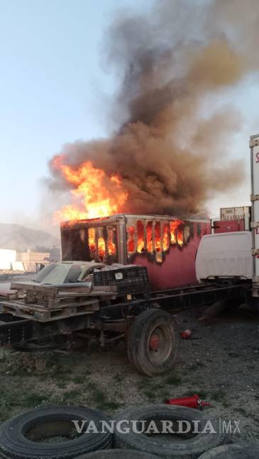 Descuido provoca incendio en caja de tráiler en Arteaga (VIDEO)