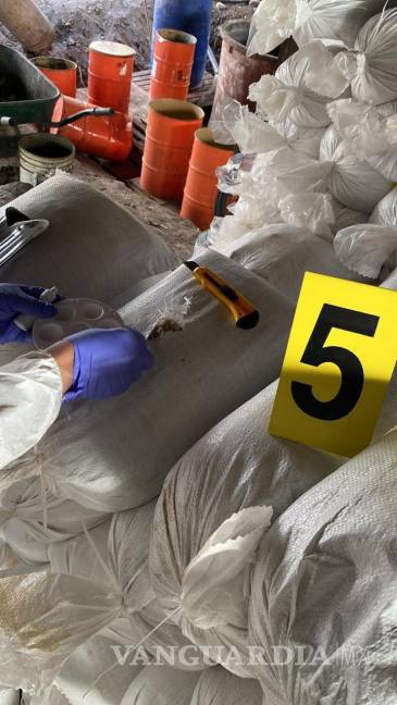 $!Aspectos del decomiso materiales para realizar drogas sintéticas en Nuevo León.