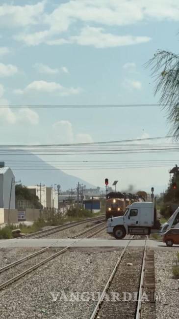 $!Primera. El tráiler empieza a cruzar la vía con un camión al lado.