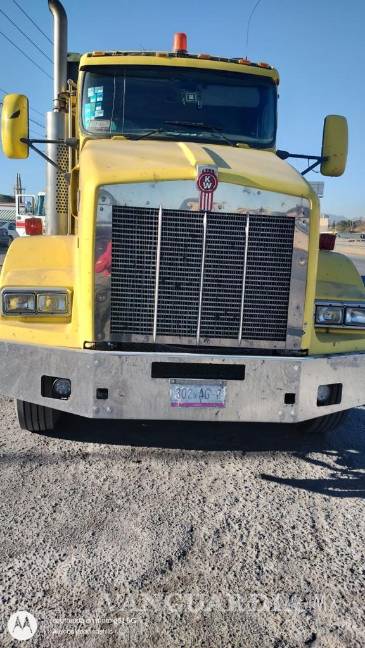 Llanta sale ‘volando’ de tráiler, causa daños a tienda y lesiona a despachador en Ramos Arizpe