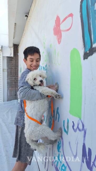 $!Pintar no es solo para humanos. También tuvimos la participación de este perrito llamado Bombón, quien con color azul en su patita izquierda, fue parte de la actividad. Al terminar, se le retiró el tinte con toallas húmedas y siguió su camino feliz acompañado de su familia.