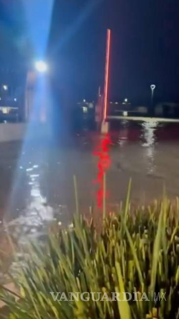 $!El agua acumulada por la tormenta causó estragos en fraccionamientos del norte de Saltillo.