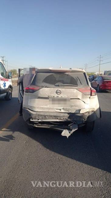 $!La Nissan X-Trail quedó parcialmente obstruyendo el carril tras el impacto en Ramos Arizpe.