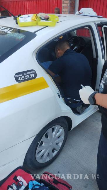 $!Los bomberos atendieron la labor de parto arriba del taxi en el que llegó la embarazada.