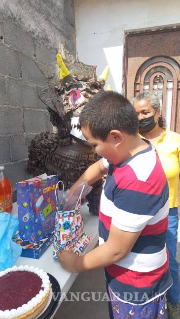 $!Isaías recibió varios regalos, entre ellos el trompo de juguete que quería.