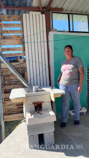 $!Las mujeres de las comunidades recibieron la estufa ahorradora de leña, diseñada para minimizar la exposición al humo durante la cocción.