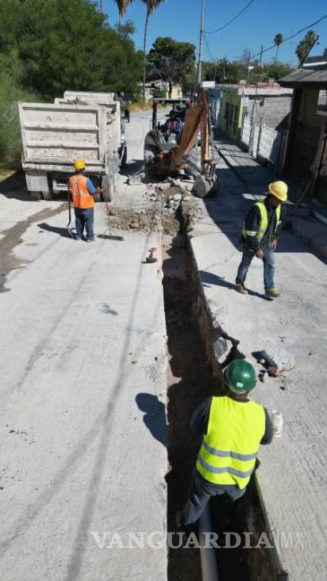 $!Trabajadores de Simas Monclova-Frontera avanzan en la sustitución de tuberías en la colonia Cañada Norte.