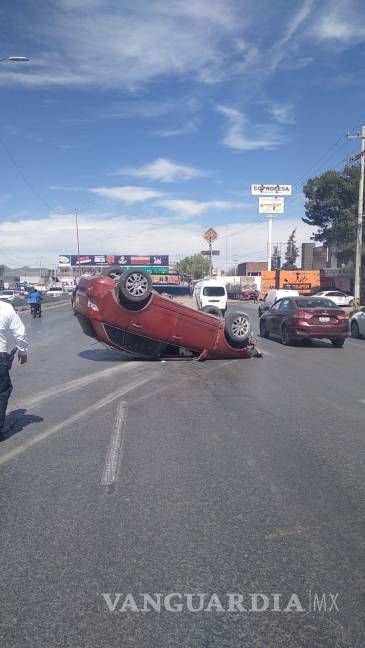 Resultan heridos al volcar camioneta sobre periférico LEA de Saltillo