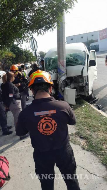 $!Estrellamiento de camioneta de personal, en Nuevo León deja 9 lesionados