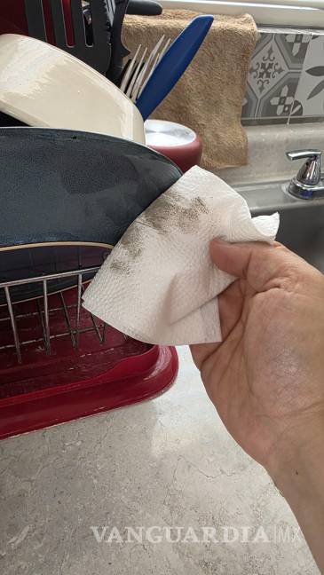 $!Los habitantes documentaron la situación con fotografías que muestran cómo el polvo se levanta fácilmente dentro de los domicilios.