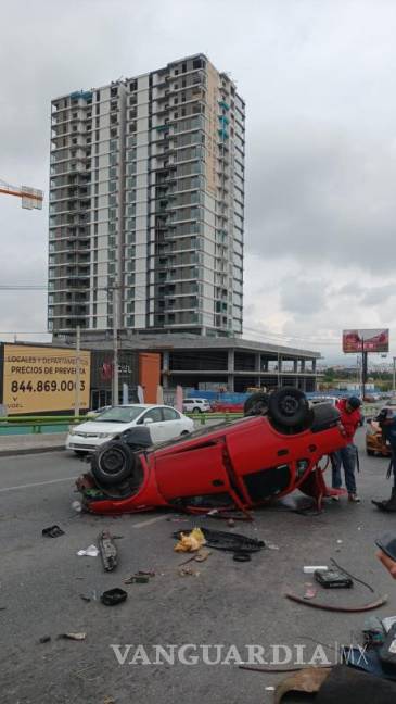 $!El conductor del Chevy Monza, quien presuntamente se quedó dormido al volante, fue detenido por la Policía Municipal de Tránsito.