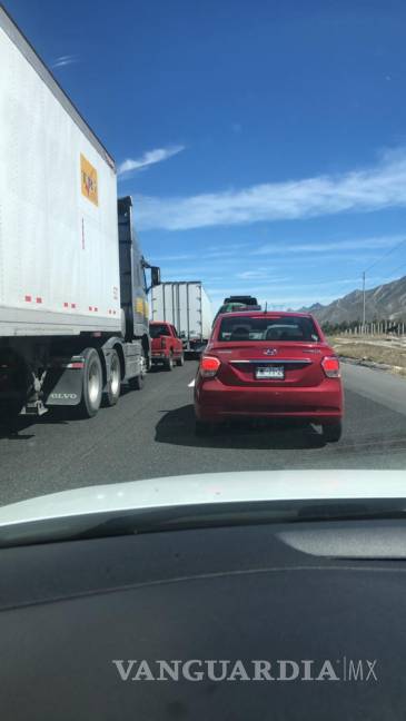 $!Un muerto deja impacto entre camioneta y un tráiler, en la carretera Monterrey-Saltillo
