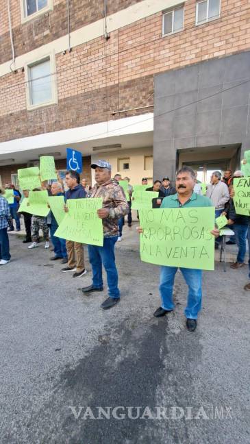 $!Los manifestantes exigieron castigo para el ex propietario de AHMSA, Alonso Ancira, y justicia para miles de trabajadores afectados por el colapso de la empresa.