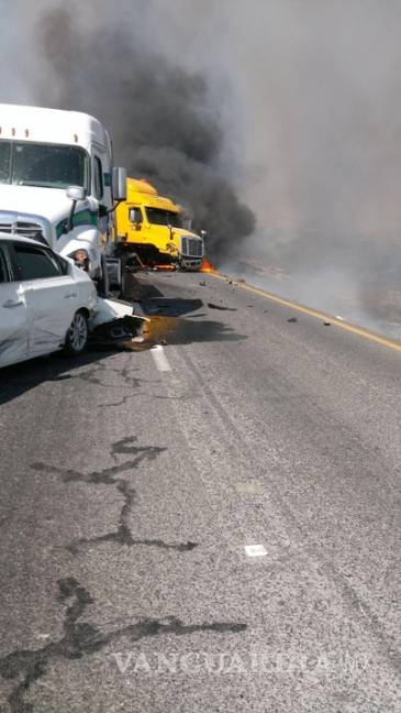 $!Carambola provoca caos en la carretera Saltillo-Monterrey