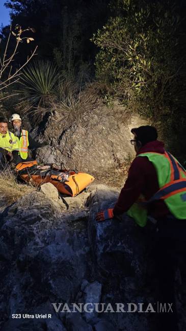 $!Gracfias a la intervención de los bomberos, la mujer que bajada sana y salva.