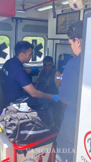 $!Gabino Ramos fue auxiliado por bomberos tras sufrir 15 picaduras de abeja mientras limpiaba maleza cerca del “Charco Azul”, lo que obligó su traslado a la clínica 7 del IMSS para descartar una reacción alérgica.