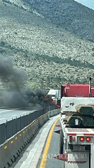 Dos incendios de vehículos bloquean la Carretera 57
