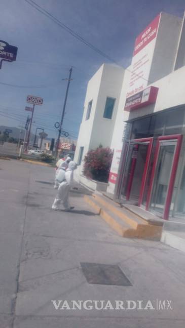 $!Sanitizan exteriores de sucursales bancarias en Monclova, Coahuila