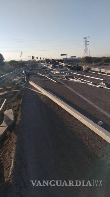 $!La carga de polines de aluminio quedó esparcida sobre la carretera; autoridades resguardaron la zona y atendieron a los lesionados.